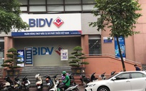 Hai tên cướp bịt mặt nổ súng cướp hàng trăm triệu đồng Ngân hàng BIDV trên phố Hà Nội