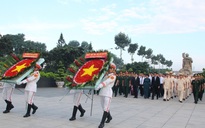 Sáng sớm, lãnh đạo TP HCM, Quân khu 7 dâng hương tưởng niệm các anh hùng liệt sĩ