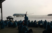 Cấp cứu 2 hành khách khó thở trên chuyến bay đón 129 bệnh nhân Covid-19 từ Guinea Xích đạo