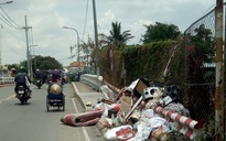 Đầu cầu thành bãi rác