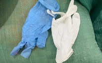 Phát hiện 9,5 tấn găng tay cao su đã qua sử dụng, đang chờ tái chế ở Hà Nội