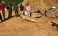 Quảng Bình: Đào đất, hoảng hồn nhìn thấy quả bom "khủng" 450kg, còn nguyên ngòi nổ