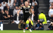 Man United "nổ" bom tấn Van de Beek, quyết giành siêu trung vệ Upamecano