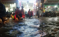 TP HCM: Nước ngập, nhiều người dắt xe trên đường trong mưa lớn