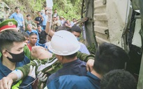 Hàng chục cảnh sát và người dân phá ca-bin, cứu 2 người mắc kẹt trong xe tải lật