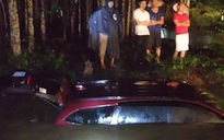 2 mẹ con thoát chết trong ôtô bị nước cuốn ở Đồng Nai
