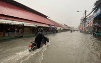 Chợ Thủ Đức bị nước "cô lập" sau 10 phút xảy ra mưa