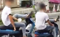 "Quái xế" 17 tuổi không đội mũ bảo hiểm, cười đùa điều khiển xe máy bằng chân