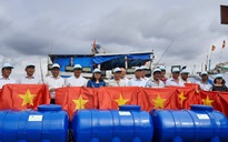 Cờ Tổ quốc đến với ngư dân huyện Long Điền