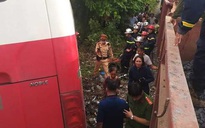 Tàu hỏa tông xe đưa đón học sinh, ít nhất 2 cháu bị thương