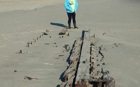 "Tàu ma" bất ngờ trồi lên giữa cát, có thể là mộ phần của 90 người