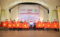 Trao cờ Tổ quốc cho ngư dân và 150 suất học bổng cho học sinh ở Tiền Giang