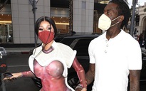 Nữ rapper Cardi B gây sốc với trang phục "độc lạ" trên phố
