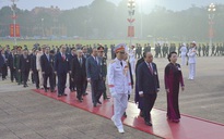 Các đại biểu dự Đại hội XIII vào Lăng viếng Chủ tịch Hồ Chí Minh