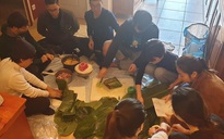 Du học sinh Việt tự gói bánh chưng cho bớt nhớ vị tết quê hương