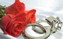 Cảnh sát Mỹ "khuyến mãi" Valentine: Cặp vòng bạch kim phiên bản giới hạn!