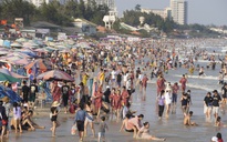 Lượng khách giảm 80%, biển Vũng Tàu vẫn đông người tắm