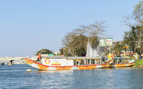 CLIP: Thuyền rồng "chui" bát nháo trên sông Hương