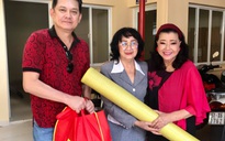 NSƯT Hữu Châu xúc động cùng Kỳ nữ Kim Cương trao quà tết cho nghệ sĩ nghèo