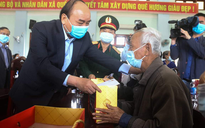 Thủ tướng Nguyễn Xuân Phúc thăm và tặng quà cho hộ nghèo ở Quảng Nam