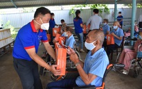 Báo Người Lao Động trao hơn 500 phần quà "Tết ấm cho người vô gia cư"