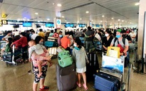 Người dân ở TP HCM thức khuya dậy sớm để hoàn, đổi vé máy bay Tết
