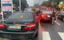 Tạm giữ 2 xe Mercedes cùng biển số trên đường Hà Nội