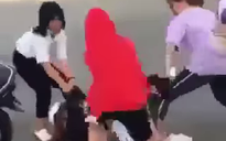 4 nữ sinh lớp 8 đánh dã man, hò hét xé áo bạn