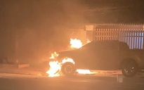 Bình Dương: Điều tra nguyên nhân vụ cháy xe bán tải và xe máy khiến một người chết