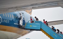 Chuyến bay Hà Nội - TP HCM cất cánh đầu giờ chiều 10-10 với 180 khách