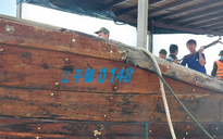 CLIP: Cận cảnh tàu gỗ không người lái, nghi của Trung Quốc dạt vào bờ biển Quảng Trị