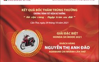 Nữ khách hàng trúng xe SH từ chương trình tiết kiệm của Agribank Cần Thơ