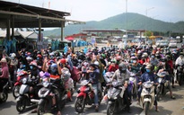Người dân về quê qua Đà Nẵng được tặng từ đôi dép đến xe máy
