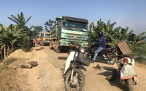 Dân mang thùng phuy, khúc gỗ... chặn đoàn xe tải chở đất