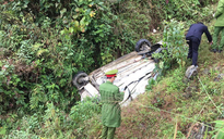 CLIP: Ôtô bất ngờ lao xuống vực ở đèo Mã Pì Lèng, 3 người tử vong, 1 người bị thương nặng