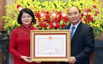 Trao tặng nguyên Phó Chủ tịch nước Đặng Thị Ngọc Thịnh Huân chương Độc lập