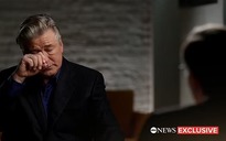 Alec Baldwin khóc phủ nhận bóp cò bắn chết người trên trường quay