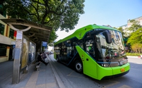 CLIP: Tuyến xe buýt điện đầu tiên lăn bánh trên đường phố Hà Nội