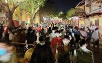 Hàng ngàn du khách đổ về Hội An dự đêm hội đèn lồng