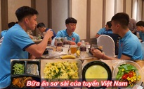 Đội tuyển Việt Nam phát hoảng vì khẩu phần ăn đóng hộp, sơ sài ở Singapore