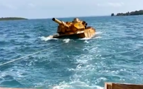 Hải quân Indonesia tóm được "xe tăng" trôi trên biển Đông
