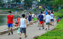 Cận cảnh hàng trăm người dân phớt lờ lệnh cấm vẫn ra công viên tập thể dục