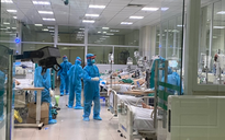 Clip: Nửa đêm cấp cứu bệnh nhân Covid-19 nặng tại Bệnh viện Bệnh Nhiệt đới Trung ương