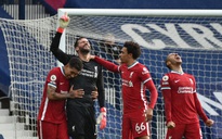 Ngỡ ngàng "người nhện" Alisson ghi bàn, cứu cả mùa giải Liverpool