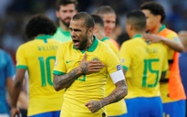 Siêu hậu vệ 38 tuổi Dani Alves trở lại đội tuyển Brazil