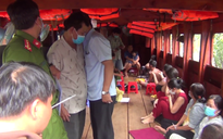 CLIP: Bắt tại trận 13 “quý bà” làm liều trên tàu du lịch