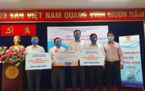 Ngày đầu giãn cách xã hội: Báo Người Lao Động trao tiền, khẩu trang cho nhân dân TP HCM