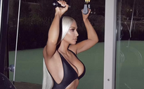 Kim Kardashian khoe tóc bạch kim và đường cong “bốc lửa”