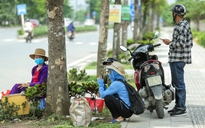 Cận cảnh bệnh nhân, người nhà “vật vờ” dưới nắng nóng ngoài Bệnh viện K bị phong toả