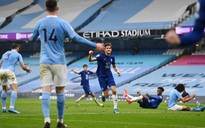 Thua ngược Chelsea ngỡ ngàng, Man City hoãn ngày vui vô địch